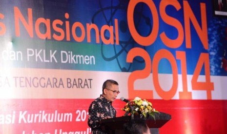  Direktur Jenderal Menengah Achmad Jazidie memberikan sambutan pada acara pembukaan Olimpiade Sains Nasional (OSN) ke-13 tahun 2014