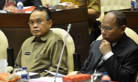 Direktur Jenderal Otonomi Daerah Kementerian Dalam Negeri, Djohermansyah Djohan (kiri) mengikuti rapat dengar pendapat dengan komisi II DPR RI, di Kompleks Parlemen Senayan, Jakarta, Kamis (27/2).