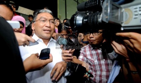   Direktur Jenderal Pajak Fuad Rahmany menjawab pertanyaan pers usai menjalani pemeriksaan di Gedung KPK, Jakarta, Selasa (17/9).    (Republika/ Wihdan)