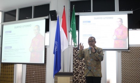 Direktur Jenderal Pajak Kementerian Keuangan RI Suryo Utomo memberikan kuliah umum di harapan sekitar 500 mahasiswa Universitas Muhammadiyah Surakarta (UMS) di ruang seminar lantai 7 Gedung Induk Siti Walidah UMS, Kabupaten Sukoharjo, Sabtu (23/11). Suryo memaparkan materi terkait perpajakan di Indonesia.