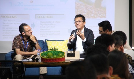 Direktur Jenderal PDT, Samsul Widodo (tengah) bersama General Manager of PepsiCo Indonesia, Anuj Chadha (kiri) menjadi narasumber dalam acara  Deep Dive Series Agritech di BLOCK71 Jakarta, Rabu (25/7).