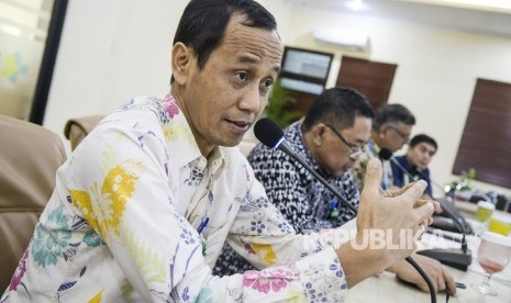 Direktur Jenderal Pencegahan dan Pengendalian Penyakit Kemenkes Anung Sugihantono (kiri) bersama Kepala Balitbangkes Kementerian Kesehatan Siswanto (kedua kiri) memberikan keterangan pers terkait novel coronavirus di Badan Penelitian dan Pengembangan Kesehatan (Balitbangkes) di Jakarta, Selasa (11/2/2020). 