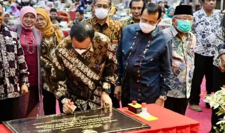 Direktur Jenderal Pendidikan Tinggi, Riset, dan Teknologi Kementerian Pendidikan dan Kebudayaan, Nizam, meresmikan tiga laboratorium di Universitas Negeri Padang (UNP). Ketiga laboratorium itu adalah Laboratorium Terpadu, Teaching Factory di Fakultas Teknik dan Laboratorium Kajian Halal (FMIPA)