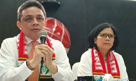 Direktur Jenderal Pengelolaan Pembiayaan dan Risiko Kementerian Keuangan (Kemenkeu) Luky Alfirman dan Direktur Surat Utang Negara Kementerian Keuangan (Kemenkeu) Loto Srinaita Ginting dalam menjelaskan target raihan dari penerbitan Savings Bond Ritel (SBR) seri SBR004 di Bursa Efek Indonesia (BEI), Senin (20/8).