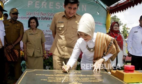 Direktur Jenderal Pengembangan Daerah Tertentu (PDTU), Aisyah Gamawati (kanan)