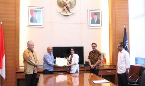 Direktur Jenderal Pengembangan Ekspor Nasional, Ir. Arlinda, MA menerima  Letter of Intent (LoI)  yang telah ditandatangani oleh Chief of Corporate Communication, Social Responsibility & Security PT Astra International Tbk Pongki Pamungkas, dan menyerahkan kepada Hariman Zagloel, PT. Samudra Dyan Praga selaku penyelenggara Expo 2020 Dubai disaksikan oleh Menteri Perdagangan RI, Enggartiasto Lukita 