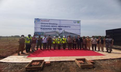 Direktur Jenderal Penguatan Daya Saing Produk Kelautan dan Perikanan (PDSPKP), Artati Widiarti melakukan peletakan batu pertama pembangunan gedung beku ikan berkapasitas 300 ton di TPI Karangsong Indramayu, Jawa Barat, Senin (24/1).