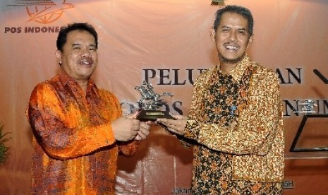 Direktur Jenderal Penyelenggaraan Haji dan Umrah Kemenag, Anggito Abimanyu (kiri) bersama Direktur Utama PT Pos Indonesia, Budi Setiawan, usai meresmikan kerja sama layanan kargo haji di Jakarta, Selasa (22/4).