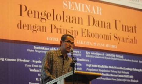 Direktur Jenderal Penyelenggaraan Haji dan Umroh Kementerian Agama Anggito Abimanyu memberikan paparan sebagai pembicara kunci pada sebuah diskusi mengenai pengelolaan dana haji di Jakarta