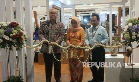 Direktur Jenderal Perdagangan Dalam Negeri Kementerian Perdagangan Tjahya Widayanti bersama dengan Sekretaris Jenderal Asosiasi Pengelola Pusat Belanja Indonesia (APPBI) Alfonsus Wijaya membuka pameran Mal to Mal di AEON, BSD, Tangerang, Rabu (15/11). 