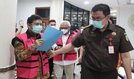 Direktur Jenderal Perdagangan Luar Negeri Kementerian Perdagangan (Kemendag) Indasari Wisnu Wardhana (kiri) mengenakan baju tahanan usai ditetapkan menjadi tersangka dugaan kasus ekspor minyak goreng di Gedung Kejagung, Jakarta, Selasa (19/4/2022). Kejaksaan Agung menetapkan empat tersangka dugaan permufakatan antara pemohon dengan pemberi izin dalam proses penerbitan persetujuan ekspor minyak goreng yakni Direktur Jenderal Perdagangan Luar Negeri Kementerian Perdagangan (Kemendag) RI Indasari Wisnu Wardhana, Senior Manager Corporate Affairs PT Permata Hijau Group, Stanley MA, General Manager PT Musim Mas, Togar Sitanggang dan Komisaris Wilmar Nabati Indonesia Parlindungan, Tumanggor.