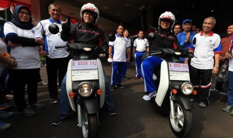 Direktur Jenderal Perhubungan Darat Kementerian Perhubungan Pudji Hartanto (kanan) bersama dengan Direktur Marketing AHM Margono Tanuwijaya (kiri), mencoba motor listrik Honda EV Neo saat uji coba perilaku berkendara sepeda motor listrik 