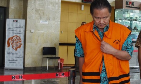 Direktur Jenderal Perhubungan Laut Kementerian Perhubungan Bobby Renold Mamahit berjalan keluar seusai menjalani pemeriksaan di Gedung KPK, Jakarta, Jumat (4/3).