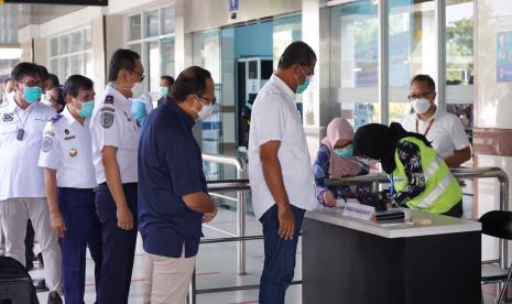 Direktur Jenderal Perhubungan Laut, R Agus H Purnomo melaunching penggunaan alat tes GeNose C-19 bagi penumpang kapal.