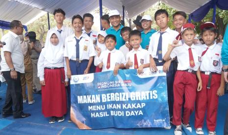 Direktur Jenderal Perikanan Budi Daya, Tb Haeru Rahayu saat menikmati santap siang makanan bergizi bersama anak-anak sekolah dasar dan menengah.