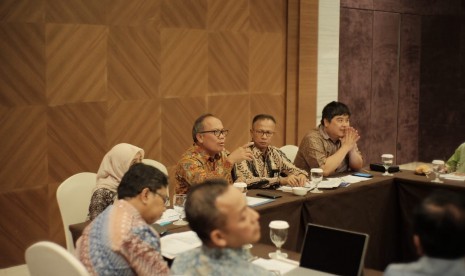 Direktur Jenderal Perkebunan Kasdi Subagyono (kedua dari kiri) dan Policy Advisor Menteri Koordinator Bidang Perekonomian, Lin Che Wei (keempat dari kiri) saat menjadi pembicara pada Forum Group Discussion tentang sinkronisasi satu data perkebunan sawit di Pekanbaru, Riau, Jumat (24/5).