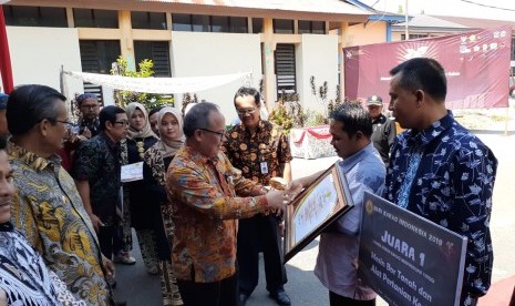 Direktur Jenderal Perkebunan Kasdi Subagyono memberikan sertifikat dan piala kepada kelompok tani dari Lombok Utara yang menjadi pemenang lomba kebun kakao berproduksi tinggi di acara puncak peringatan Hari Kakao Nasional 2019 di Kabupaten Solok, Sumatra Barat, Sabtu (5/10).