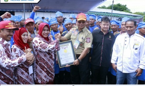 Direktur Jenderal Perlindungan dan Jaminan Sosial Harry Hikmat (ketiga dari kiri) saat puncak peringatan Hari Kesetiakawanan Sosial Nasional (HKSN) 2017 di Lapangan Kodam V Brawijaya, Surabaya, Rabu (20/12).