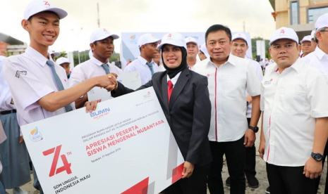 Direktur Jenderal Potensi Pertahanan Kementerian Pertahanan Prof. Dr. Ir. Bondan Tiara Sofyan, Msi (tengah) memberikan simbolis apresiasi kepada perwakilan siswa Program Siswa Mengenal Nusantara yang didampingi oleh Direktur Utama Telkom Indonesia Ririek Adriansyah (kedua dari kanan) dan Kepala Bidang Kebijakan Tanggung Jawab Sosial Lingkungan Kementerian BUMN yang juga menjadi pendamping kegiatan BUMN Hadir untuk Negeri di Kalimantan Utara Eko Setiawan usai melaksanakan Upacara Peringatan HUT RI ke-74 di Tarakan, Sabtu (17/8).