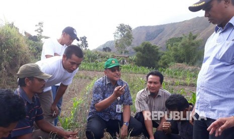 Direktur Jenderal Prasarana dan Sarana Pertanian Kementerian Pertanian (Kementan) Pending Dadih Permana bersama Kepala Dinas Pertanian Lombok Timur Zaini meninjau lahan pertanian bawang putih di Sembalun, Lombok Timur, NTB, Kamis (5/10).