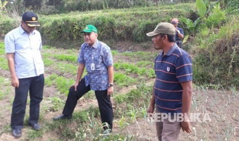 Direktur Jenderal Prasarana dan Sarana Pertanian Kementerian Pertanian (Kementan) Pending Dadih Permana bersama Kepala Dinas Pertanian Lombok Timur Zaini meninjau lahan pertanian bawang putih di Sembalun, Lombok Timur, NTB, Kamis (5/10).