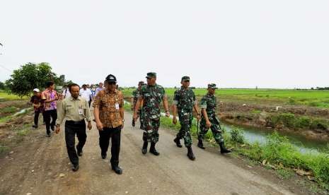 Direktur Jenderal Prasarana dan Sarana Pertanian (PSP) Pending Dadih Permana kunjungi lahan rawa di Barito Kuala, Kalimantan Selatan untuk Peringatan Hari Pangan Sedunia