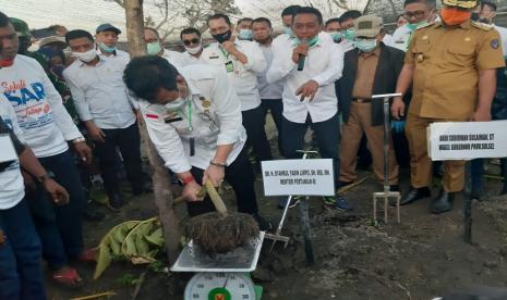 Direktur Jenderal Tanaman Pangan Kementerian Pertanian (Kementan) Suwandi mengatakan Kementerian Pertanian (Kementan) di bawah komando Mentan Syahrul Yasin Limpo saat ini memang menggenjot pengembangan porang sebagai komoditas ekspor. Di pasar ekspor, porang banyak dicari sebagai bahan makanan dan industri obat juga kecantikan sehingga harga porang pun menjadi sangat menjanjikan bagi petani.