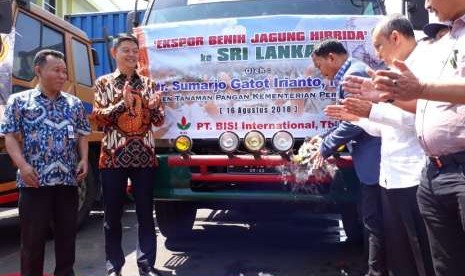 Direktur Jenderal Tanaman Pangan Kementerian Pertanian Sumardjo Gatot Irianto dan Presiden Direktur PT BISI International Tbk Jemmy Eka Putra dalam acara pelepasan ekspor 20 ton benih hibrida jagung BISI-222 ke Sri Lanka di Kantor Pusat PT BISI di Desa Tulungrej oo, Kecamatan Pare, Kabupaten Kediri, Jawa Timur, Kamis (16/8).