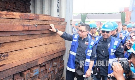 Direktur Jendral (Dirjen) Gakkum Kementerian LHK Rasio Ridho Sani memberikan keterangan pers atas keberhasilanKementerian Lingkungan Hidup dan Kehutanan (LHK) kembali menyita 199 kontainer kayu ilegal di Surabaya. Jumlah kayu yang diamankan diperkirakan lebih dari 5.812,77 meter kubik dengan nilai minimal sekitarRp104,63 miliar.