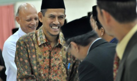 Direktur Jendral Haji dan Umroh Anggito Abimanyu memberikan ucapan selamat usai acara pengukuhan panitia penyelenggara ibadah haji (PPIH) embarkasi Jakarta Pondok Gede, Selasa (20/8).  (Republika/Rakhmawaty La'lang)