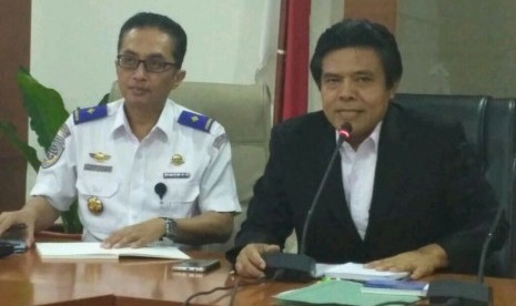 Direktur Jendral Perhubungan Udara, Agus Susanto (Kiri) bertemu dengan Managing Director Lion Air, Daniel Putut Kuncoro Adi untuk memberikan peringatan kepada Pihak Lion Air atas kejadian keterlambatan penerbangan dan tumpahnya avtur, Senin (3/3).