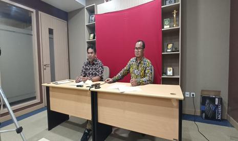 Direktur Jimly School of Law and Government (JSLG) Muhammar Muslih dan Wakil Direktur JSLG Wahyu Nugroho dalam konferensi pers catatan akhir tahun pada Jumat (23/12/2022). 