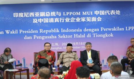 Direktur Kantor Perwakilan Lembaga Pengkajian Pangan, Obat-obatan, dan Kosmetika Majelis Ulama Indonesia (LPPOM MUI) Shanghai Dawood Su (kanan) berbicara dalam pertemuan Wapres RI Ma