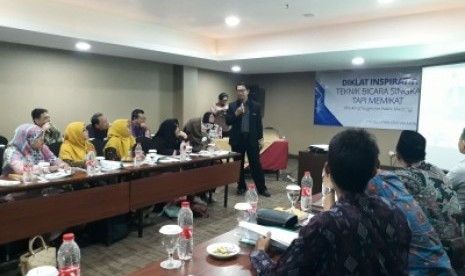 Direktur Kehumasan dan Urusan Internasional Universitas Amikom  Yogyakarta, Erik Hadi Saputra, saat mengisi Diklat Inspiratif Republika di  Lynn Hotel Yogyakarta, Sabtu (22/6). 