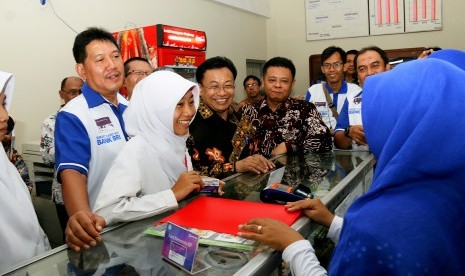 Direktur Kelembagaan BRI Kuswiyoto (paling kiri) dan Dirjen Pendidikan Dasar dan Menegah Hamid Muhammad (ketiga kiri) menyaksikan uji coba Kartu Indonesia Pintar Plus di Yogyakarta, Rabu (19/10).