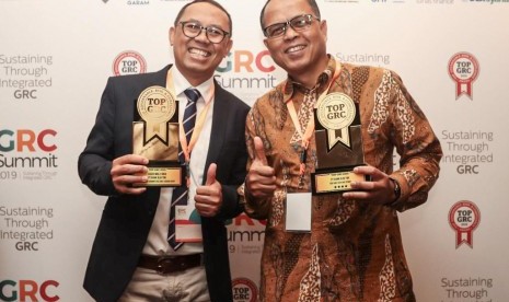  Direktur Kepatuhan bank bjb Agus Mulyana (Kiri) dan Pemimpin Divisi Kepatuhan & APU-PPT Cecep Trisna (Kanan) saat menerima penghargaan TOP GRC 2019. bank bjb menerima penghargaan sebagai perusahaan #4 Star TOP GRC 2019 yang artinya bank bjb dinilai telah menerapkan manajemen risiko dan kepatuhan sangat baik. Tak hanya itu, Direktur Kepatuhan bank bjb Agus Mulyana juga dinobatkan sebagai The Most Committed GRC Leader 2019 dalam ajang ini, Jakarta (22/8).