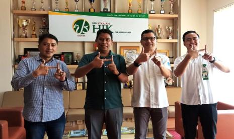 Direktur Kepatuhan BPRS HIK Parahyangan Agus Salim Dimyati (kedua kanan), Pemimpin Redaksi Republika Elba Damhuri (kedua kiri), Corporate Secretary  BPRS HIK Parahyangan Ervan Hardiansyah (kanan), dan Kepala Perwakilan Republika Jabar Sandy Ferdiana di Kantor BPRS HIK Parahyangan, Kabupaten Bandung, Rabu (1/11/2023).