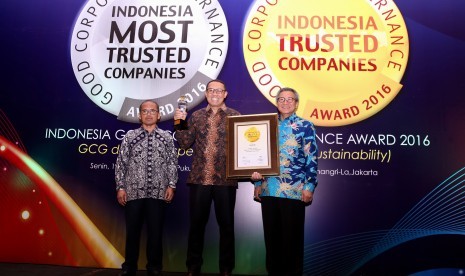 Direktur Kepatuhan dan Manajemen Risiko Bank BJB Agus Mulyana menunjukkan piagam penghargaan dari The Indonesian Institute for Corporate Governance (IICG) karena perusahaannya dinilai sukses menerapkan GCG di Hotel ShangriLa, Jakarta (19/12). 