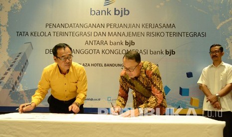 Direktur Kepatuhan dan Manajemen Risiko Bank BJB Agus mulyanan (tengah)  bersama para dirut BPR dan pihak terkait lainnya mengacungkan jempol usai penandatanganan 'Kerjasama Tata Kelola dan Manajemen Risiko Terintegrasi Antara Bank BJB Dengan Anggota Kongl