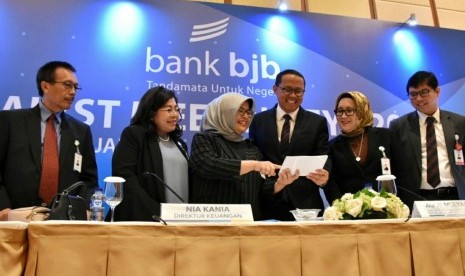 Direktur Kepatuhan dan Manajemen Risiko Bank BJB yang melaksanakan tugas Direktur Utama Bank BJB Agus Mulyana (ketiga dari kanan) bersama jajaran direksi dan komisaris Bank BJB dalam analyst meeting full year 2018 di Ritz Carlton Hotel, Jakarta, Jumat (29/3).