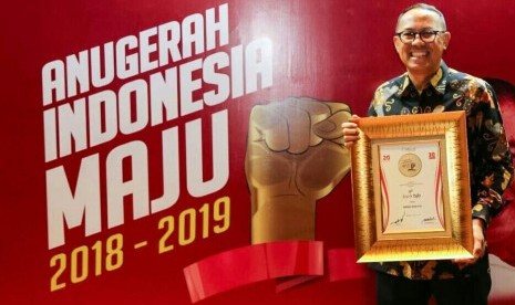 Direktur Kepatuhan dan Manajemen Risiko yang melaksanakan tugas Direktur Utama Bank BJB Agus Mulyana menunjukkan piagam penghargaan korporasi Merah Putih dalam ajang Anugerah Indonesia Maju 2018-2019 di Ballroom Pullman Hotel, Jakarta, Senin (8/4).