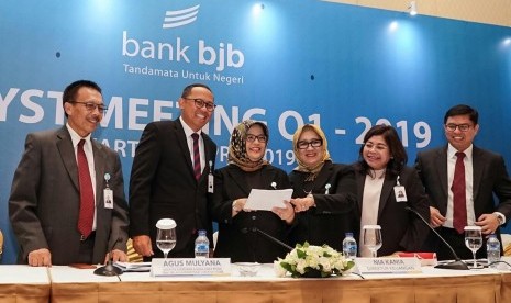 Direktur Kepatuhan dan Manajemen Risiko yang melaksanakan tugas Direktur Utama Bank BJB Agus Mulyana (kedua dari kiri) bersama jajaran direksi dan komisaris Bank BJB dalam analyst meeting QI 2019 di Ballroom Hotel Ritz Carlton Pacific Place, Jakarta, Jumat (26/4).