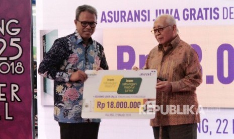  Direktur Kepatuhan Mandiri Syariah Putu Rahwidhiyasa (kiri) berfoto bersama dengan Founder Avrist Assurance Harry Harmain Diah (kanan) dalam acara peluncuran asuransi jiwa gratis bagi nasabah tabungan haji Mandiri Syariah di Malang, Jawa Timur.