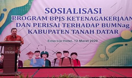 Direktur Kepesertaan BP Jamsostek E Ilyas Lubis saat acara sosialisasi manfaat BP Jamsostek di Kabupaten Tanah Datar, Sumbar, Kamis (12/3).