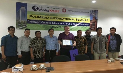 Direktur Kerja Sama Internasional Ohio State University, Amerika Serikat, Adrian Rodger berfoto bersama usai menjadi pembicara pada seminar internasional bertema 