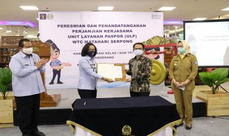 Direktur Kerja Sama Keimigrasian Kemenkumham Rohadi Iman Santoso bersama Wali Kota Tangsel, Airin Rachmi Diany meresmikan layanan paspor di WTC Matahari Serpong, Selasa (20/10). 