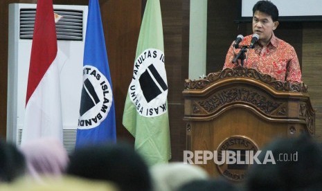 Direktur Kerja Sama Sosial dan Budaya Kementrian Luar Negeri Republik Indonesia Riaz Januar Putra Saehu menyampaikan keynote speech pada pembukaan Annual Conference of Communication, Media and Culture (ACCOMAC) II 2019, di Aula Unisba, Kota Bandung, Selasa (3/12).