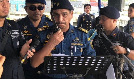 Direktur Kesatuan Penjagaan Laut dan Pantai Ahmad saat memberikan pengarahan sebelum latihan bersama Marpolex di Sorong, Kamis (31/10).