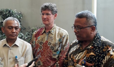 Direktur Kesehatan Lingkungan Kemenkes Imran Agus Nurali, Perwakilan FAO untuk Indonesia Mark Smulder, Deputi 3 BPOM Suratmono (dari kiri ke kanan) menjawab pertanyaan wartawan di sela-sela Workshop Nasional Assesment Sistem Pengawasan Makanan di Jakarta, Senin (3/4).