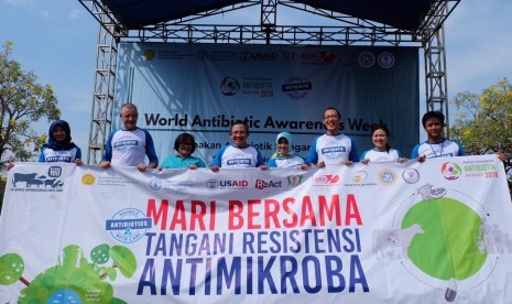  Direktur Kesehatan Masyarakat Veteriner, Kementerian Pertanian Syamsul Ma'arif saat menghadiri Festival Pekan Kesadaran Antibiotik (World Antibiotik Awareness Week /WAAW) yang berlangsung  di Kampus Universitas Airlangga, Surabaya, Jawa Timur. 